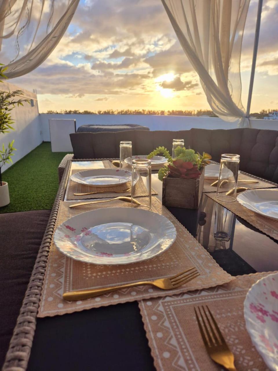 Skyview Apartment- Rooftop Penthouse With Sunset & Sea Views Flic-en-Flacq Екстериор снимка