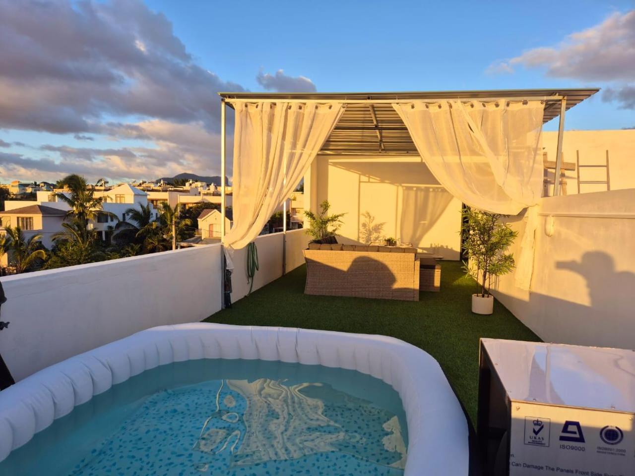 Skyview Apartment- Rooftop Penthouse With Sunset & Sea Views Flic-en-Flacq Екстериор снимка