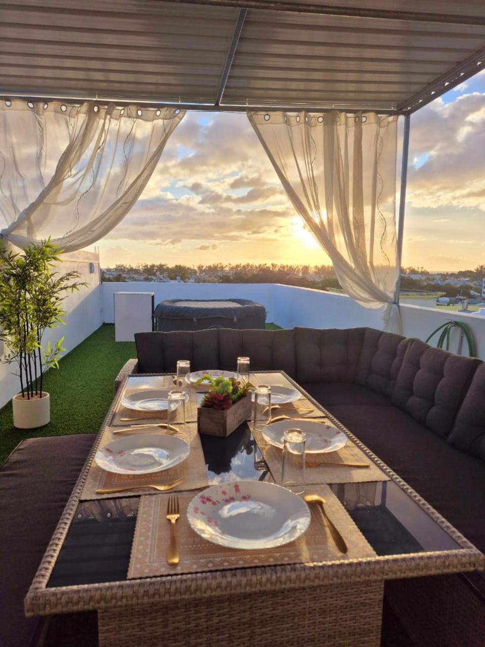 Skyview Apartment- Rooftop Penthouse With Sunset & Sea Views Flic-en-Flacq Екстериор снимка