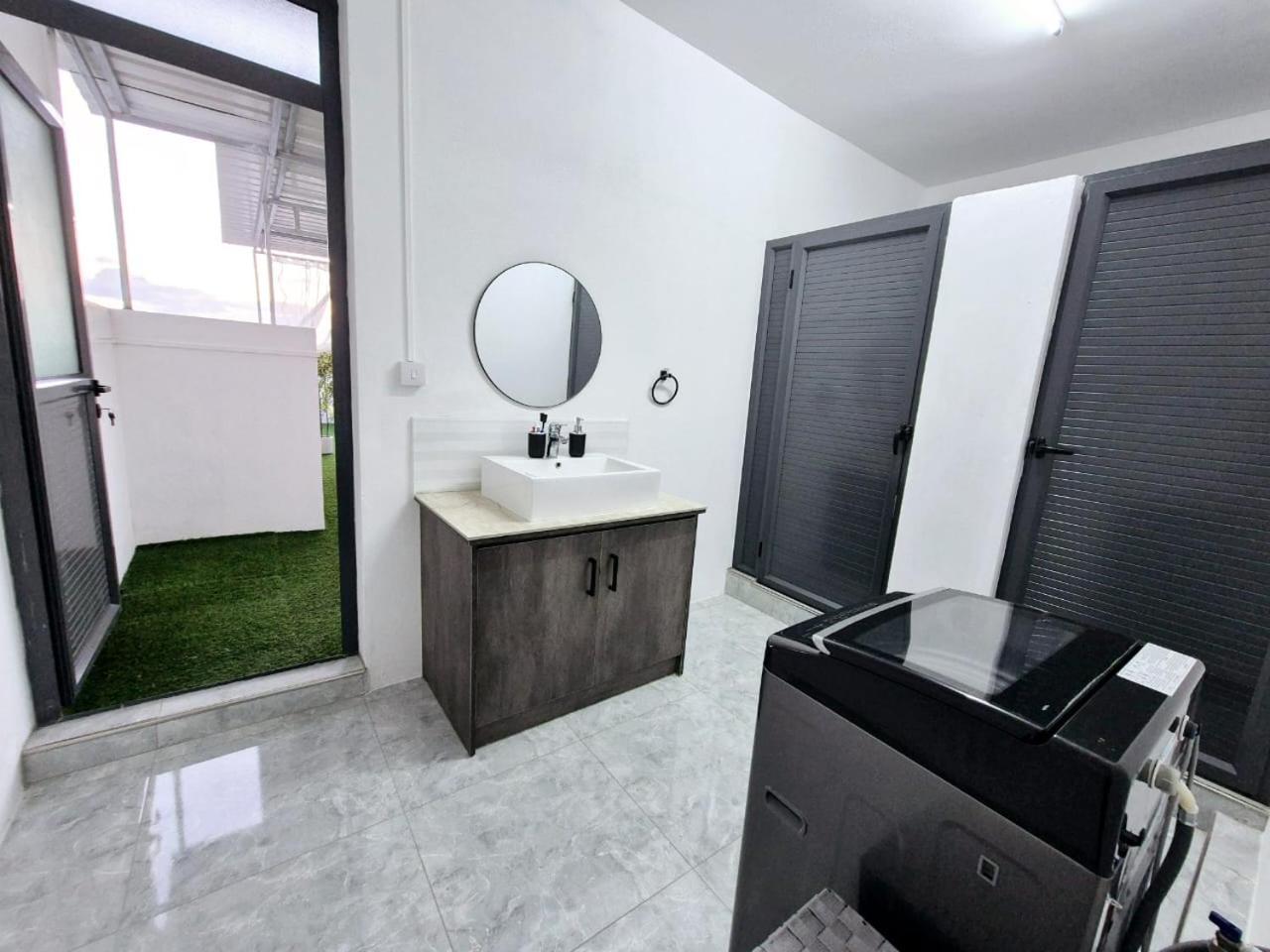 Skyview Apartment- Rooftop Penthouse With Sunset & Sea Views Flic-en-Flacq Екстериор снимка