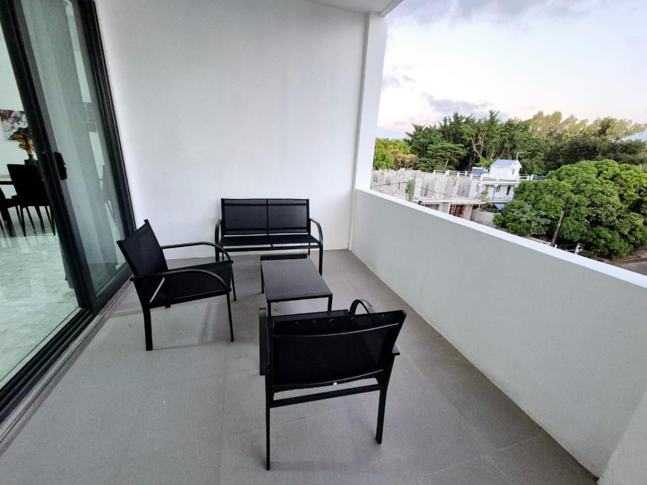 Skyview Apartment- Rooftop Penthouse With Sunset & Sea Views Flic-en-Flacq Екстериор снимка