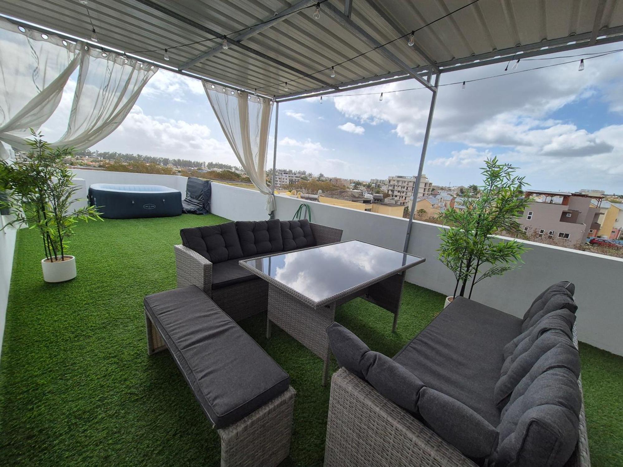 Skyview Apartment- Rooftop Penthouse With Sunset & Sea Views Flic-en-Flacq Екстериор снимка